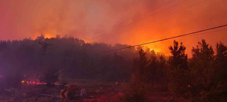 Mersin’deki Orman Yangınına Müdahale Sürüyor