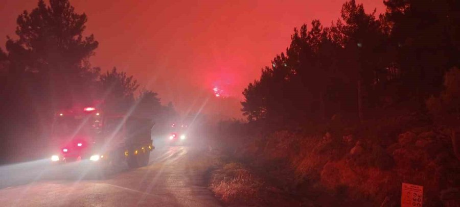 Mersin’deki Orman Yangınına Müdahale Sürüyor