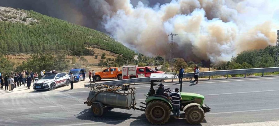 Mersin’deki Orman Yangınında Evler Tedbiren Boşaltılıyor
