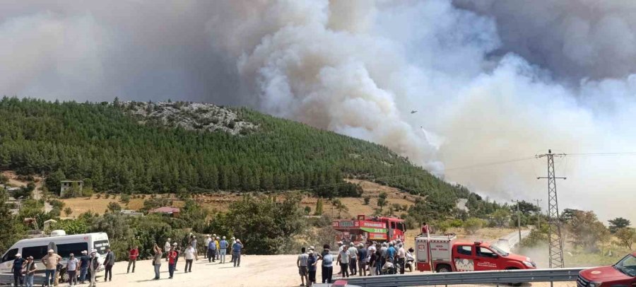 Mersin’deki Orman Yangınında Evler Tedbiren Boşaltılıyor