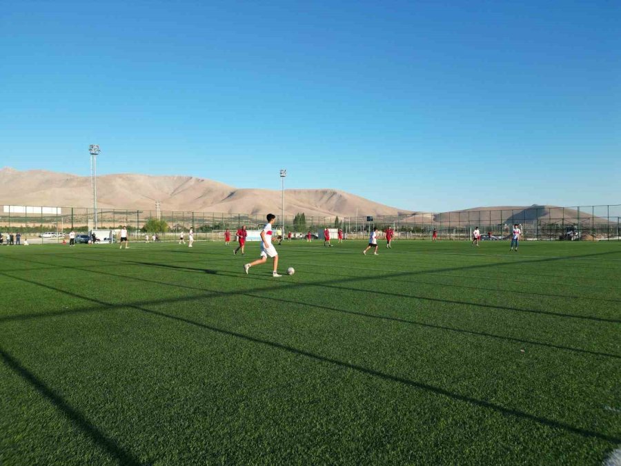 Geçmiş İle Bugünü Buluşturan Futbol Maçı