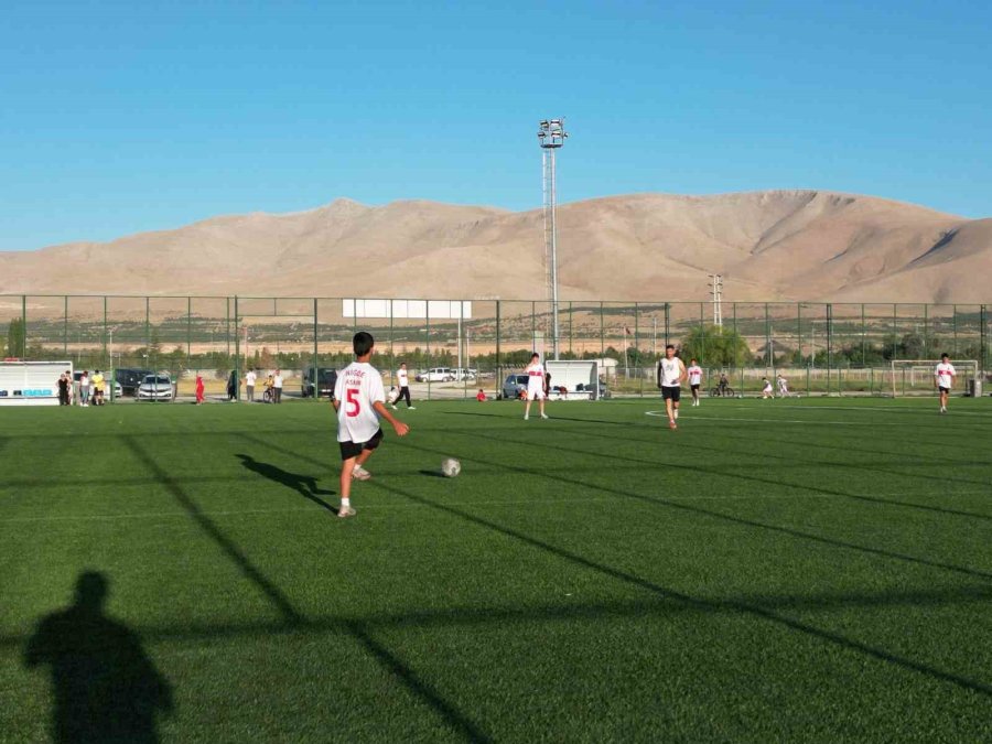 Geçmiş İle Bugünü Buluşturan Futbol Maçı