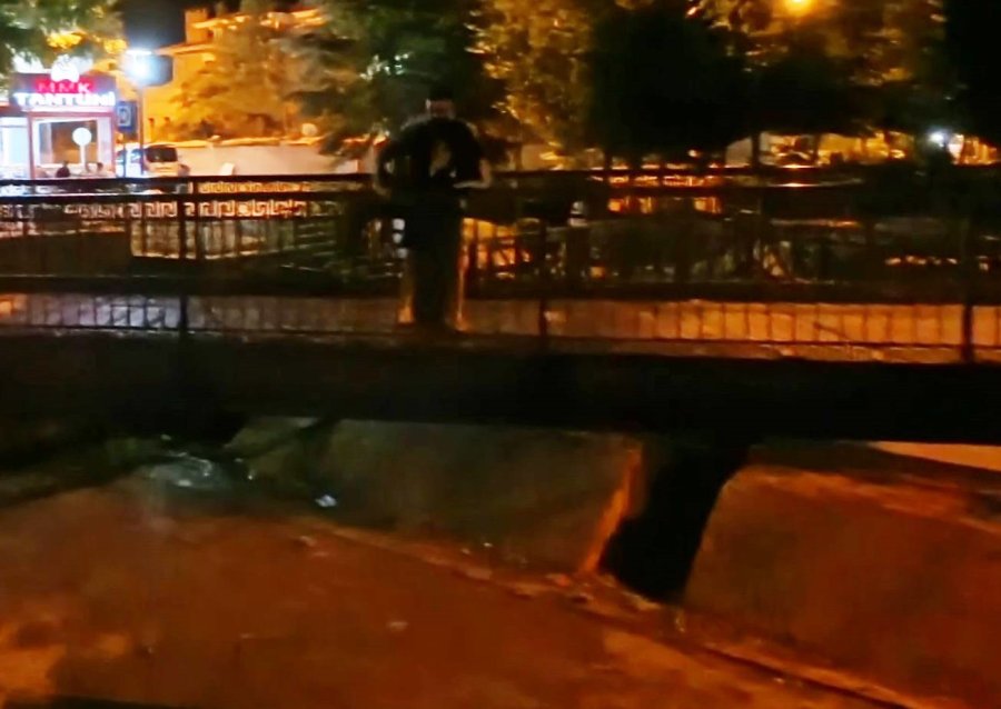 Erkek Arkadaşından Kaçarken Yakalandı, Kendini Köprüden Atmak İstedi