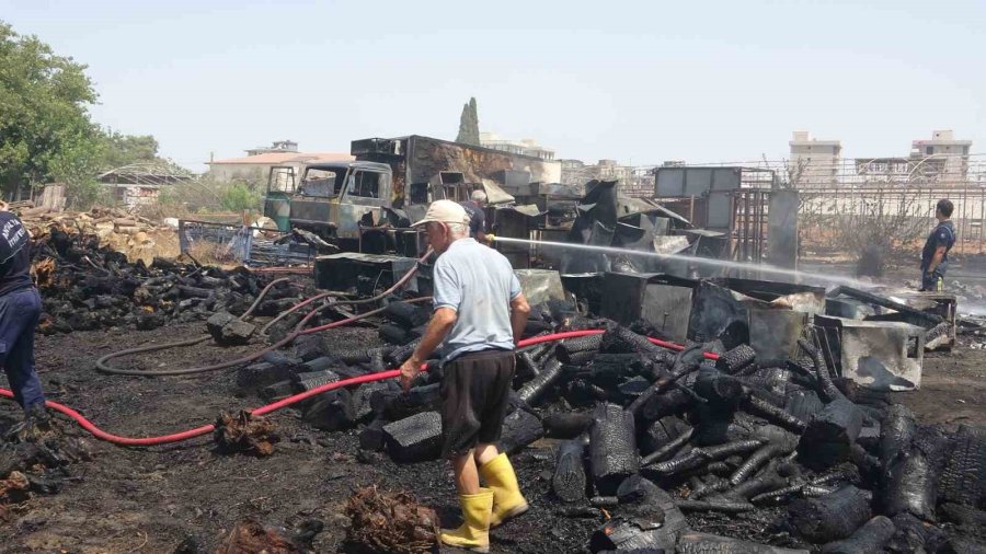 Sera Sökümü Sırasında Spiral Kıvılcımlarından Çıkan Yangın, Odun, Kamyonet Ve Atık Malzemeleri Küle Çevirdi