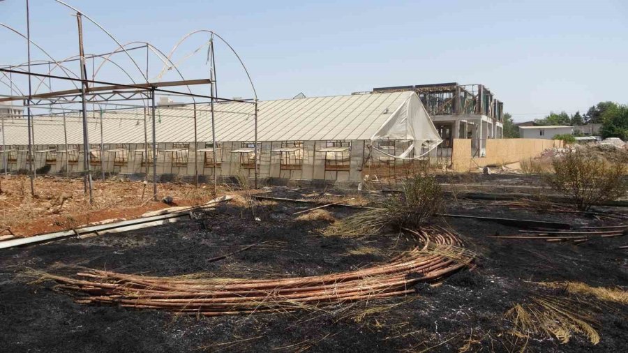 Sera Sökümü Sırasında Spiral Kıvılcımlarından Çıkan Yangın, Odun, Kamyonet Ve Atık Malzemeleri Küle Çevirdi