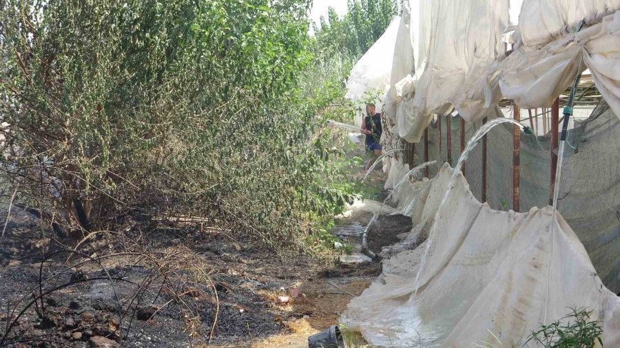 Sera Sökümü Sırasında Spiral Kıvılcımlarından Çıkan Yangın, Odun, Kamyonet Ve Atık Malzemeleri Küle Çevirdi