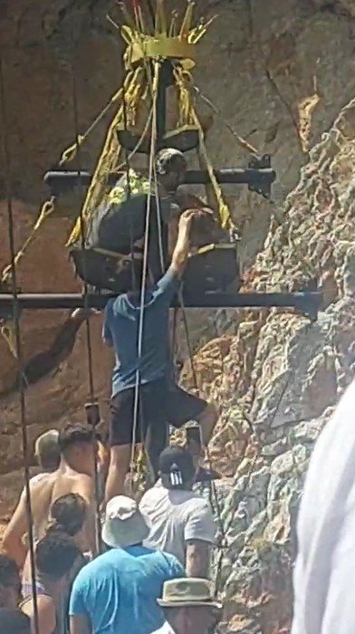 Alanya’da 3 Gündür Mahsur Kalan Dağ Keçisini Tur Teknecileri Kurtardı