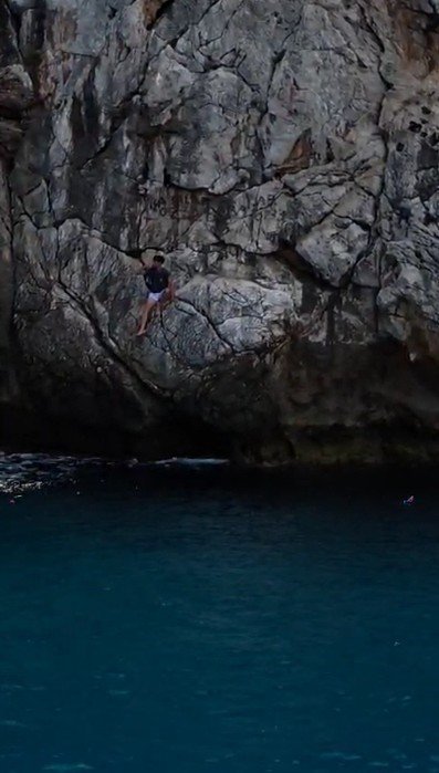 Alanya’da 3 Gündür Mahsur Kalan Dağ Keçisini Tur Teknecileri Kurtardı