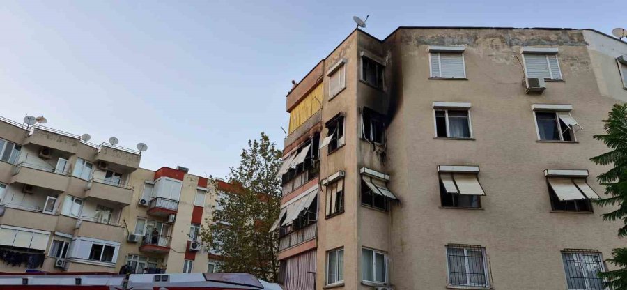 Antalya’da 5 Katlı Binada Korkutan Yangın
