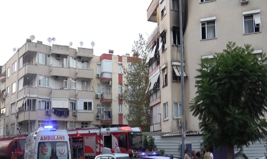 Antalya’da 5 Katlı Binada Korkutan Yangın