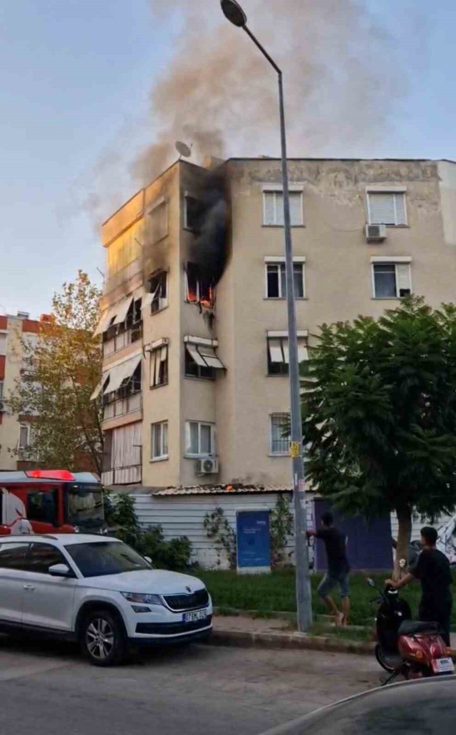 Antalya’da 5 Katlı Binada Korkutan Yangın