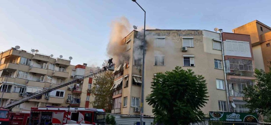 Antalya’da 5 Katlı Binada Korkutan Yangın