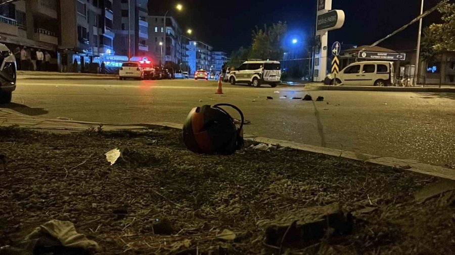 Ters Yönde İlerleyen Hafif Ticari Araç Motosiklete Çarptı: 1 Ağır Yaralı