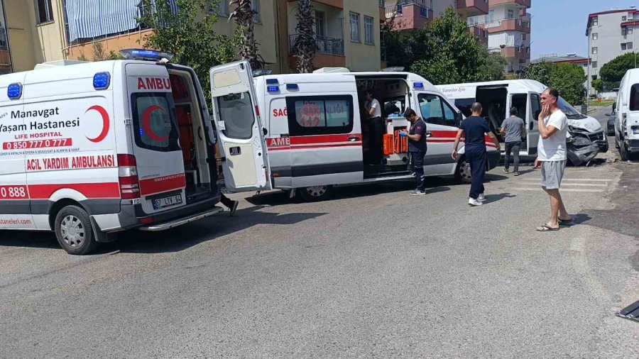 Hafif Ticari Araç Servis Minibüsüne Çarptı: 4 Yaralı