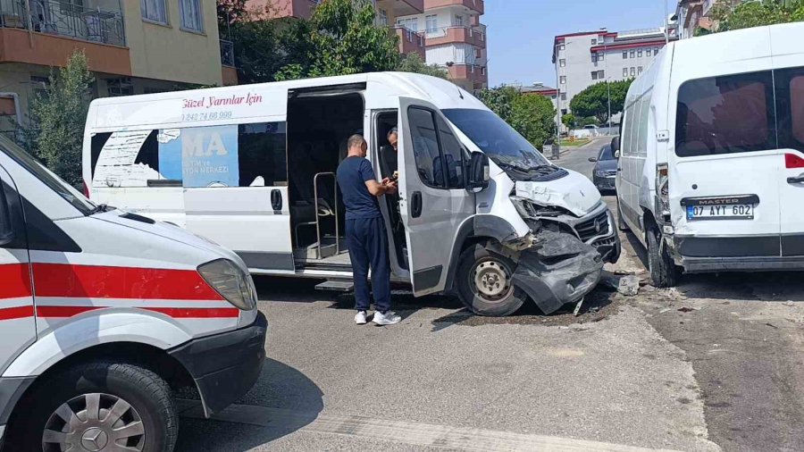 Hafif Ticari Araç Servis Minibüsüne Çarptı: 4 Yaralı