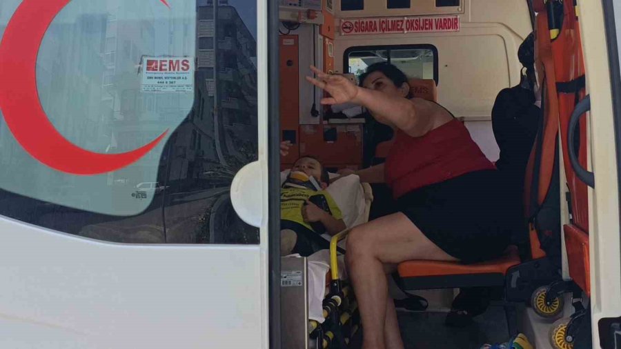 Hafif Ticari Araç Servis Minibüsüne Çarptı: 4 Yaralı