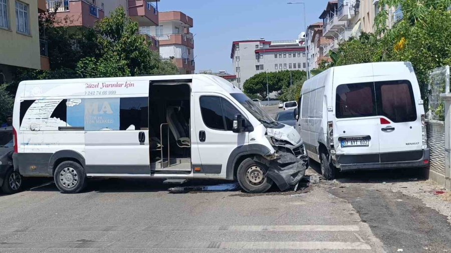 Hafif Ticari Araç Servis Minibüsüne Çarptı: 4 Yaralı