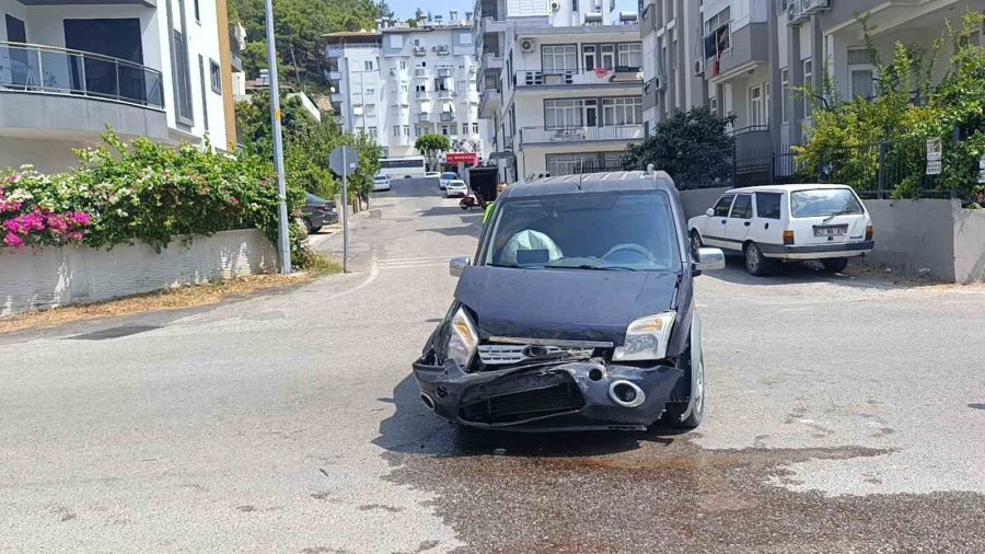 Hafif Ticari Araç Servis Minibüsüne Çarptı: 4 Yaralı