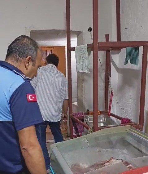 Mersin’de Bir Markette Bozulmuş Et Ele Geçirildi