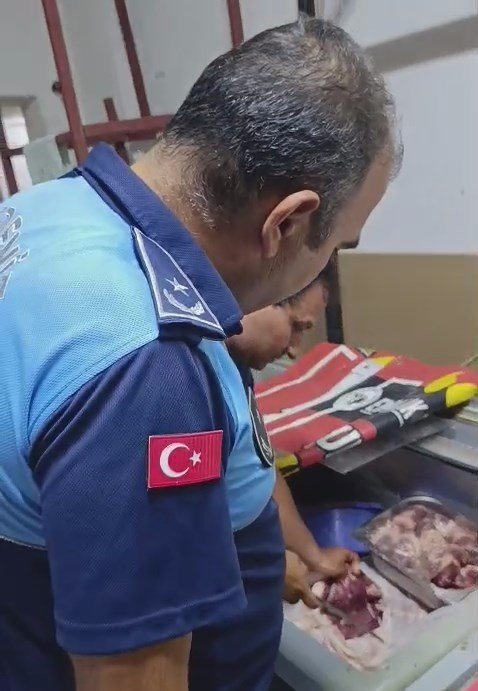 Mersin’de Bir Markette Bozulmuş Et Ele Geçirildi