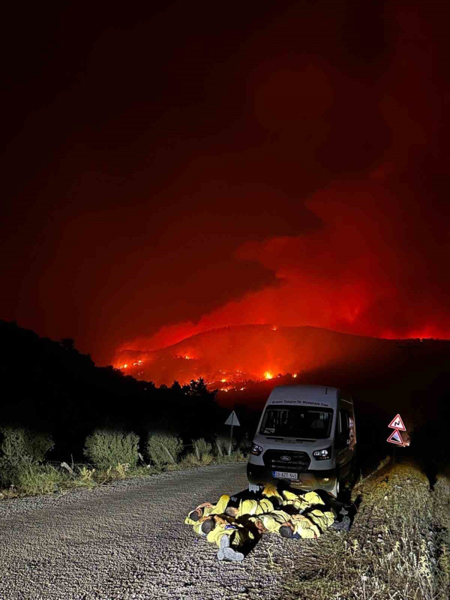 Mersin’deki Orman Yangınında Ekiplerin Zor Anları Kameraya Yansıdı