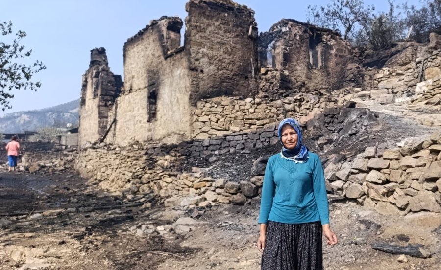 Mersin’de Orman Yangınında Evler Yandı, Hayvanlar Telef Oldu