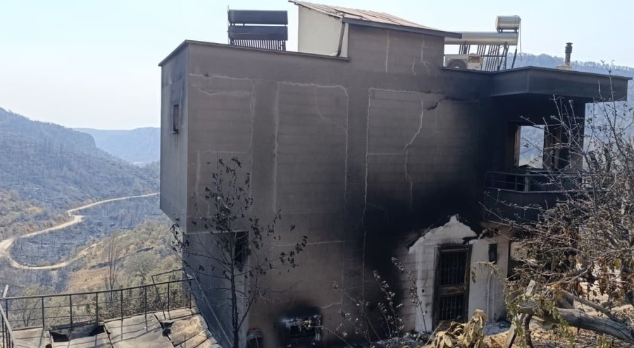Mersin’de Orman Yangınında Evler Yandı, Hayvanlar Telef Oldu