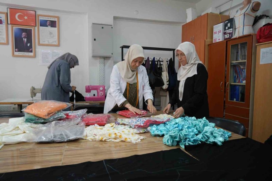 Niğdeli Kursiyerler Gazzeli Çocuklar İçin Binlerce Kıyafet Dikti