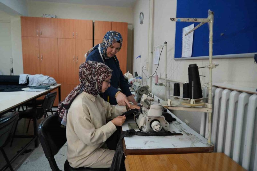 Niğdeli Kursiyerler Gazzeli Çocuklar İçin Binlerce Kıyafet Dikti