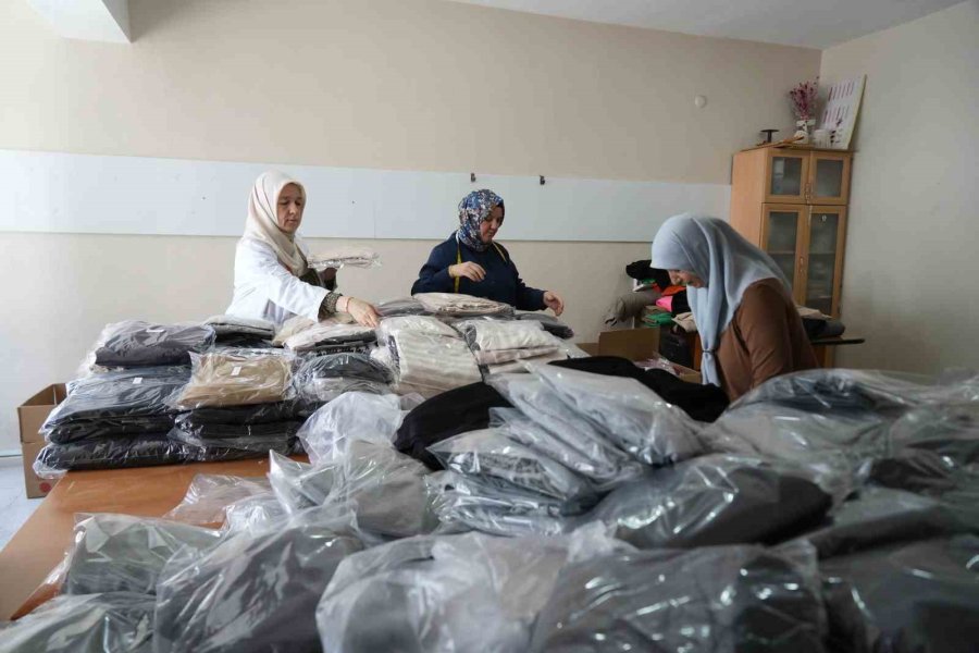 Niğdeli Kursiyerler Gazzeli Çocuklar İçin Binlerce Kıyafet Dikti