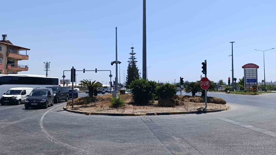 Refüjde Kurumaya Başlayan Ağaç Ve Bitkiler İçin Mahalleli Su Tankerleriyle Seferber Oldu