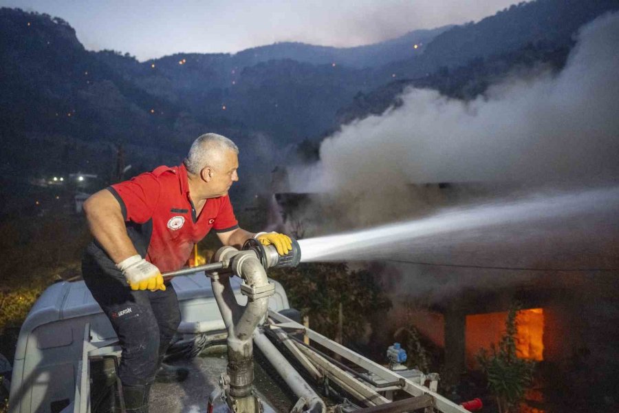 Silifke’deki Yangın Sürüyor