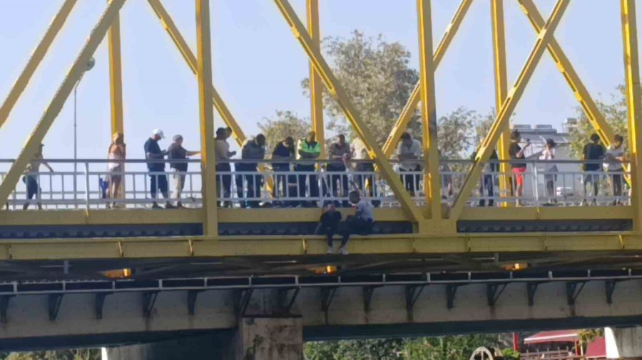 Köprüye Çıkan Şahsı Özel Güvenlik Görevlileri Vazgeçirdi