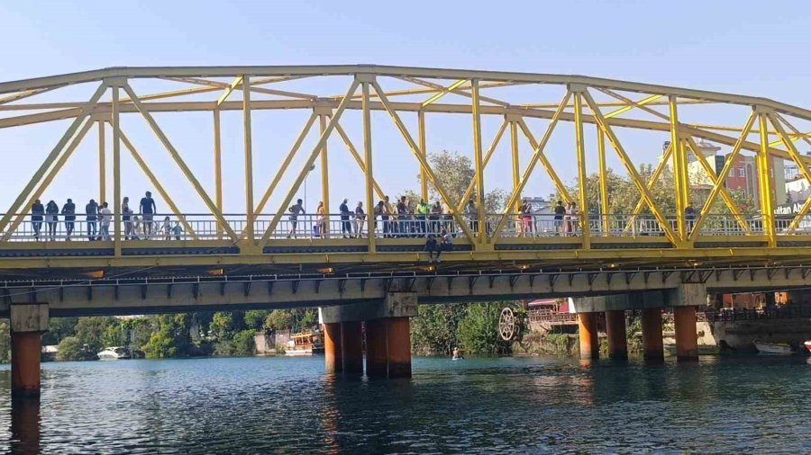 Köprüye Çıkan Şahsı Özel Güvenlik Görevlileri Vazgeçirdi