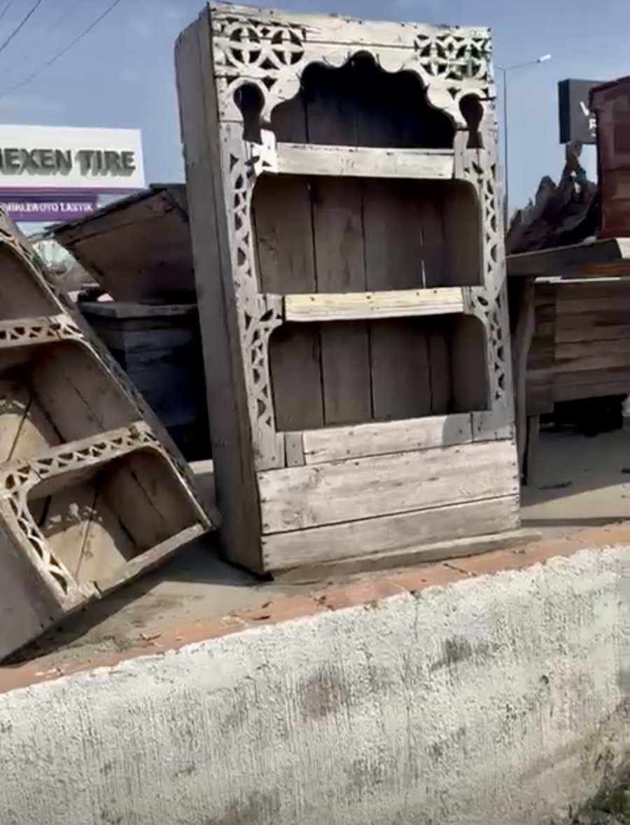 Restorasyon Uzmanı 300 Yıllık Ahşap Malzemelerin Satışına Kıyamadı