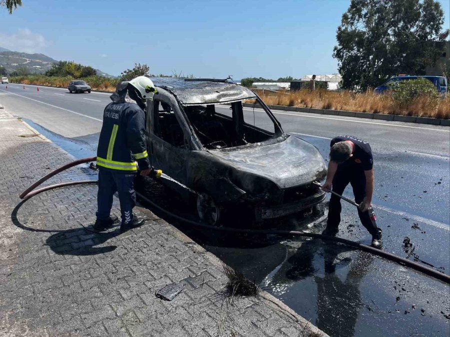 Alanya’da Seyir Halindeki Fiat Otomobil Alev Aldı
