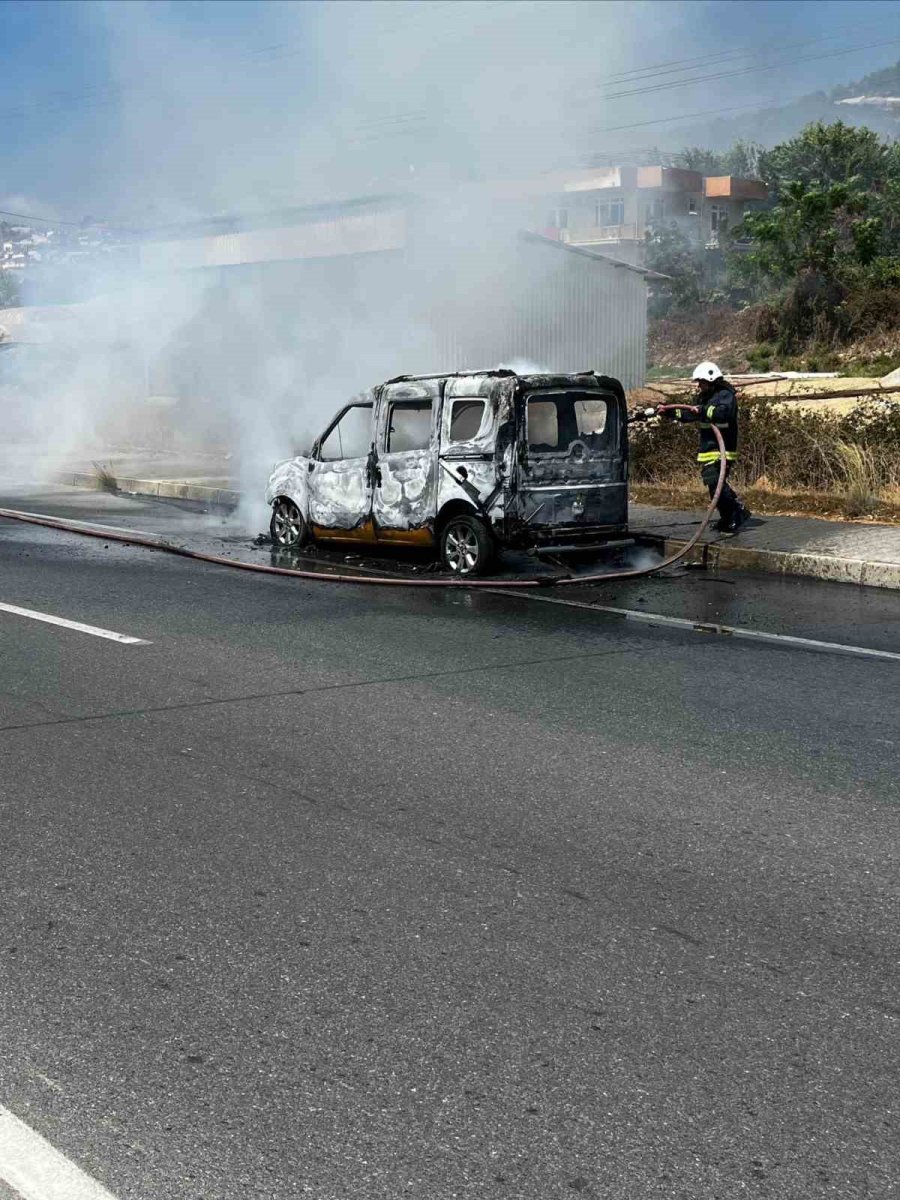 Alanya’da Seyir Halindeki Fiat Otomobil Alev Aldı