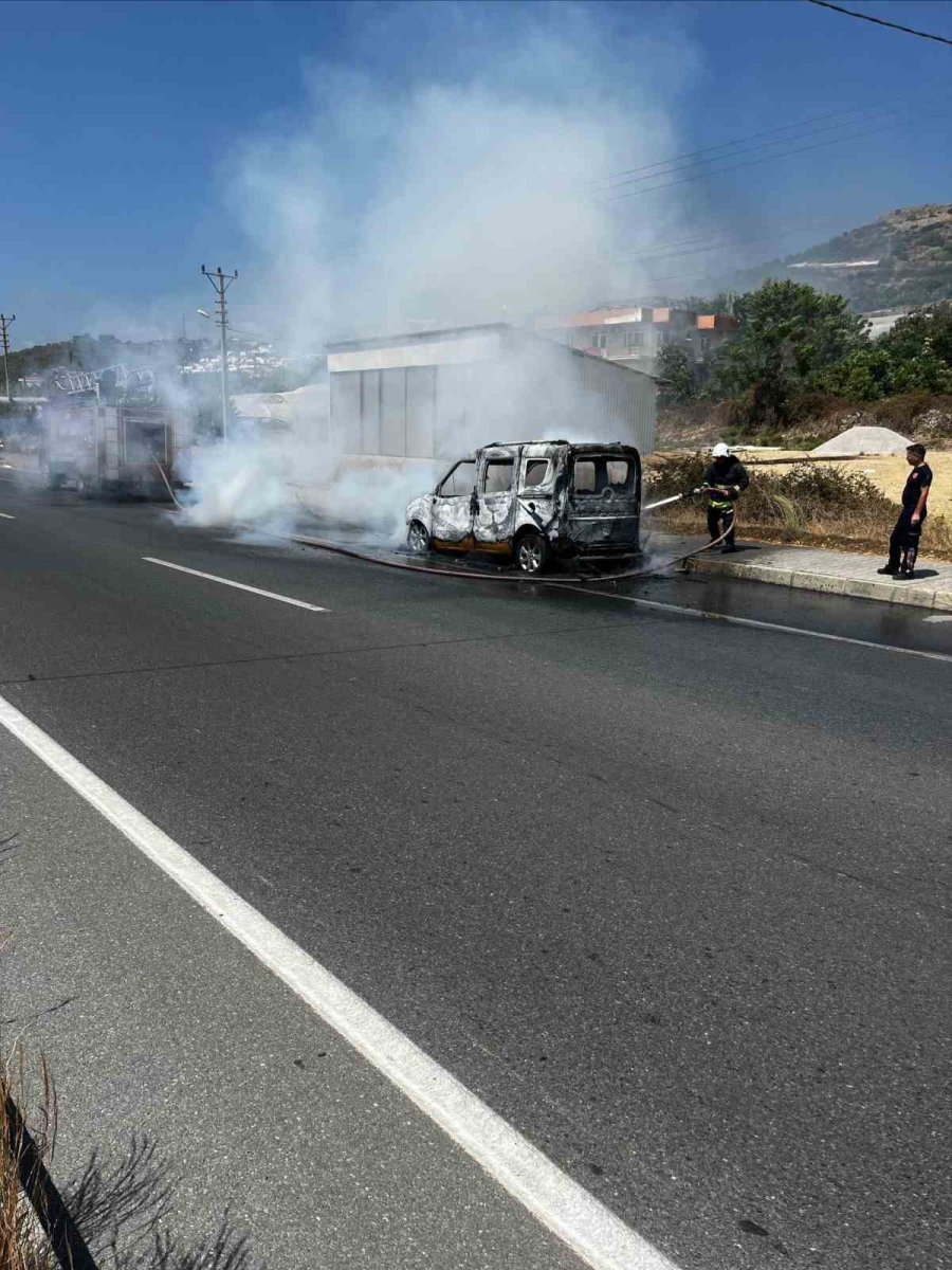 Alanya’da Seyir Halindeki Fiat Otomobil Alev Aldı