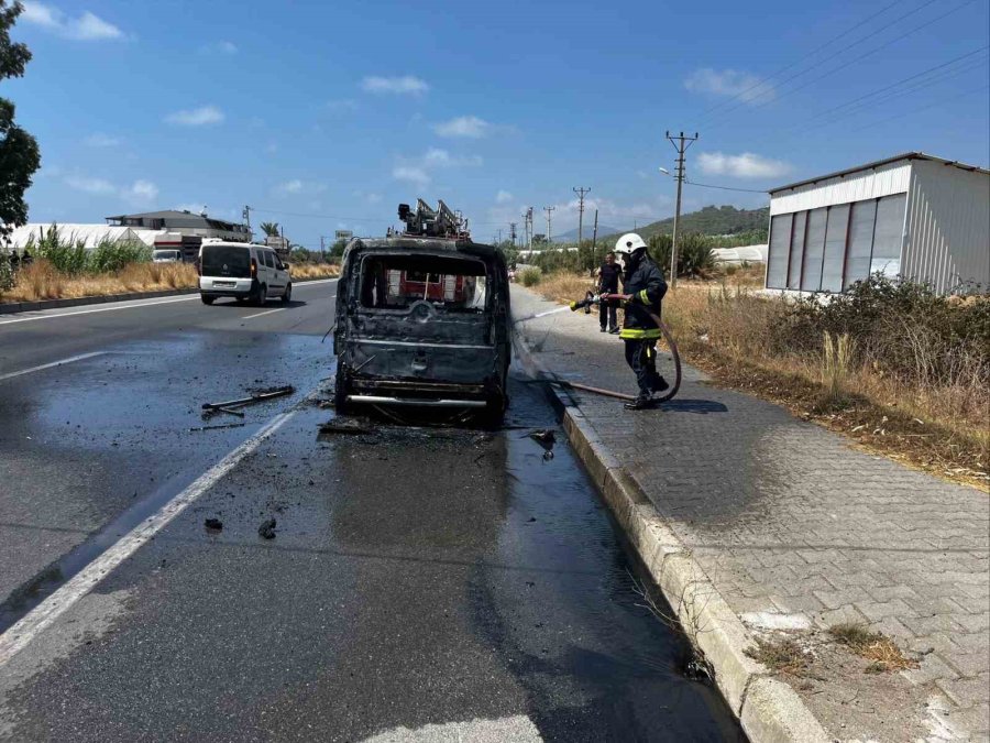 Alanya’da Seyir Halindeki Fiat Otomobil Alev Aldı