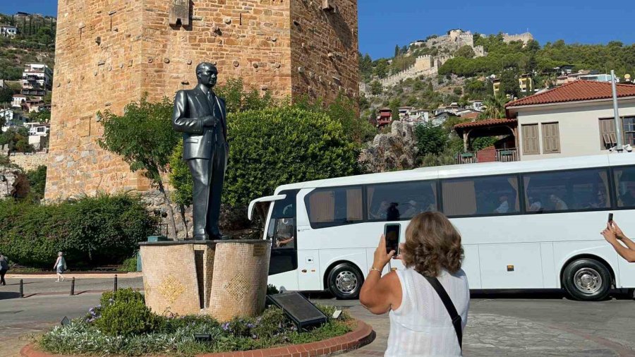 Hollanda Bandıralı 2 Bin 110 Yolcu 784 Mürettebatlı Kruvaziyer Gemisi Alanya’ya Ulaştı