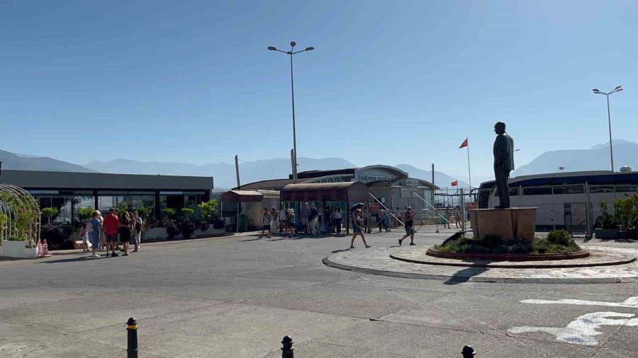 Hollanda Bandıralı 2 Bin 110 Yolcu 784 Mürettebatlı Kruvaziyer Gemisi Alanya’ya Ulaştı