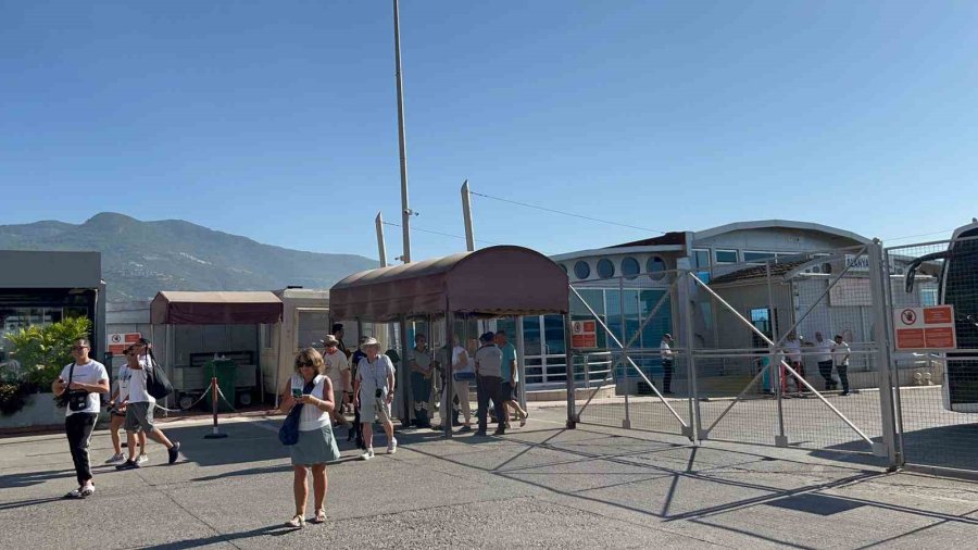 Hollanda Bandıralı 2 Bin 110 Yolcu 784 Mürettebatlı Kruvaziyer Gemisi Alanya’ya Ulaştı