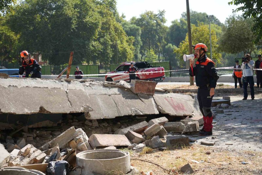 Antalya’da 5,8’lik Deprem Senaryosuyla Gerçeği Aratmayan Tatbikat