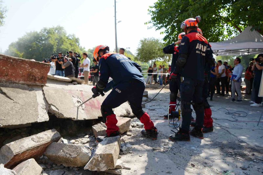 Antalya’da 5,8’lik Deprem Senaryosuyla Gerçeği Aratmayan Tatbikat