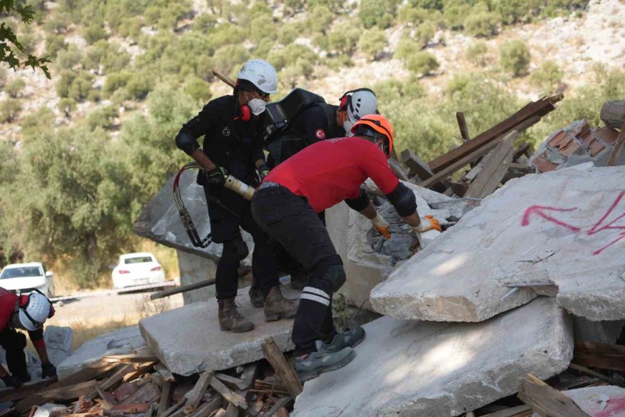 Antalya’da 5,8’lik Deprem Senaryosuyla Gerçeği Aratmayan Tatbikat