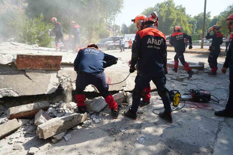 Antalya’da 5,8’lik Deprem Senaryosuyla Gerçeği Aratmayan Tatbikat