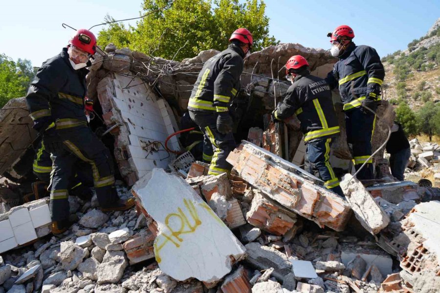Antalya’da 5,8’lik Deprem Senaryosuyla Gerçeği Aratmayan Tatbikat