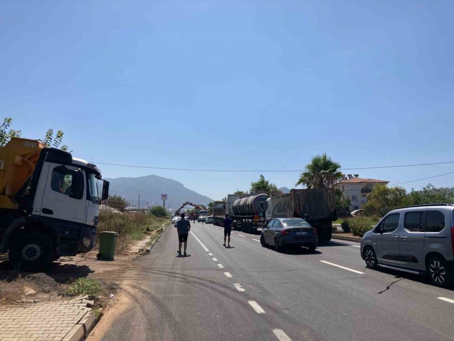 Açık Damperle Eds Direğine Çarptı