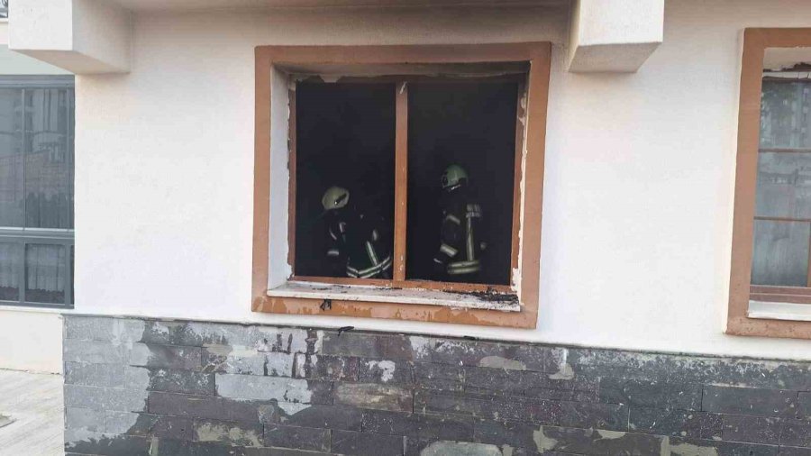 Karaman’da Apartmanın Giriş Katındaki Dairede Çıkan Yangın Korkuttu