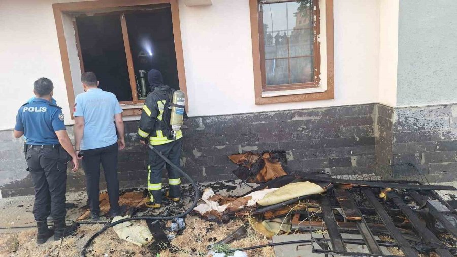 Karaman’da Apartmanın Giriş Katındaki Dairede Çıkan Yangın Korkuttu